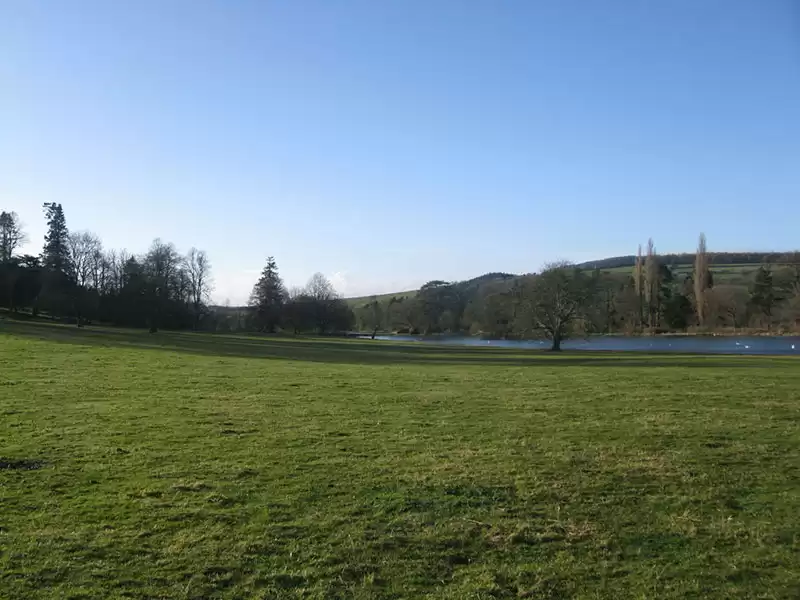 Тестовая среда: открытое поле перед домом Уолкотт-Холл в Шропшире.