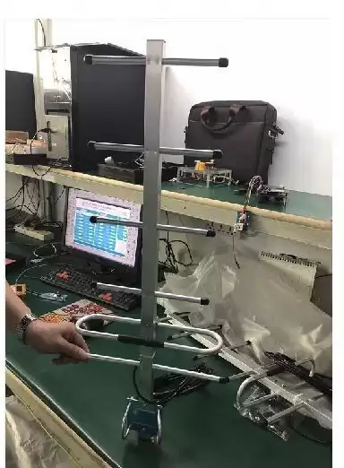 Антенна беспроводного модуля передатчика должна быть установлена ​​вертикально.