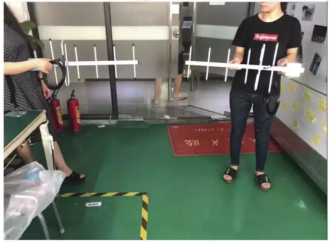 Антенна беспроводного модуля приёмника должна быть установлена ​​горизонтально.