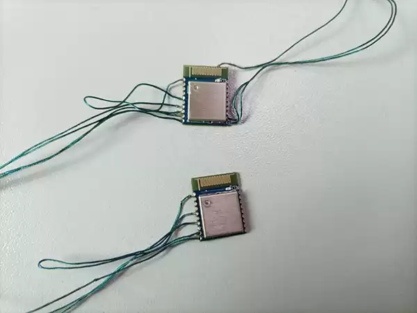 Вид спереди на проводку незащищенной платы модуля BLE BLE5201