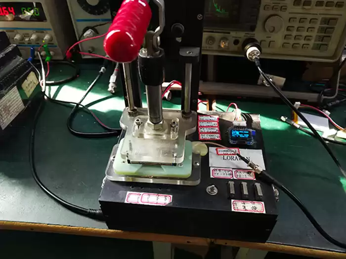 Стойка для проверки функций продукта — поместите модуль шлюза LoRaWan LoRaWan1302 в крепление испытательной стойки в правильном направлении.