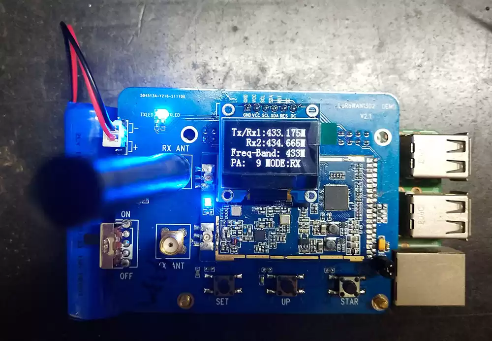 Во время проверки связи синий индикатор на приемной плате должен мигать.