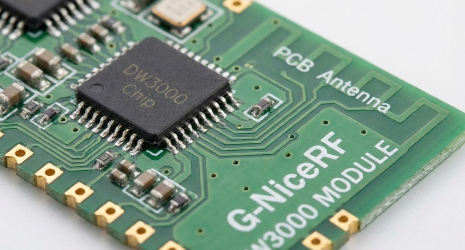 Макрофотография UWB-модуля и антенны G-NiceRF DW3000.